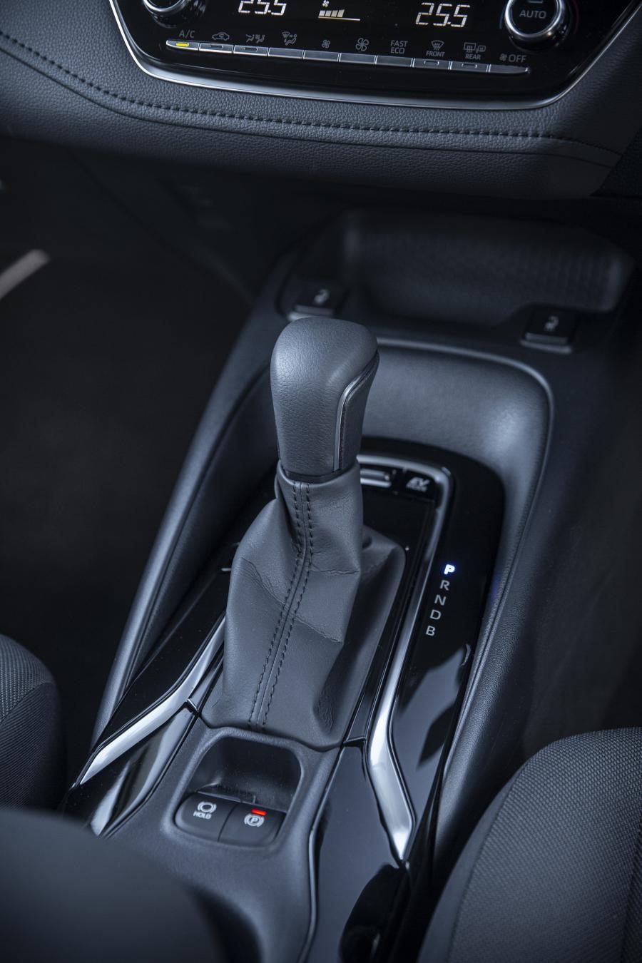 Детали интерьера Toyota Corolla Hybrid Sedan 2019 года  (UK) (фото 11 из 29)